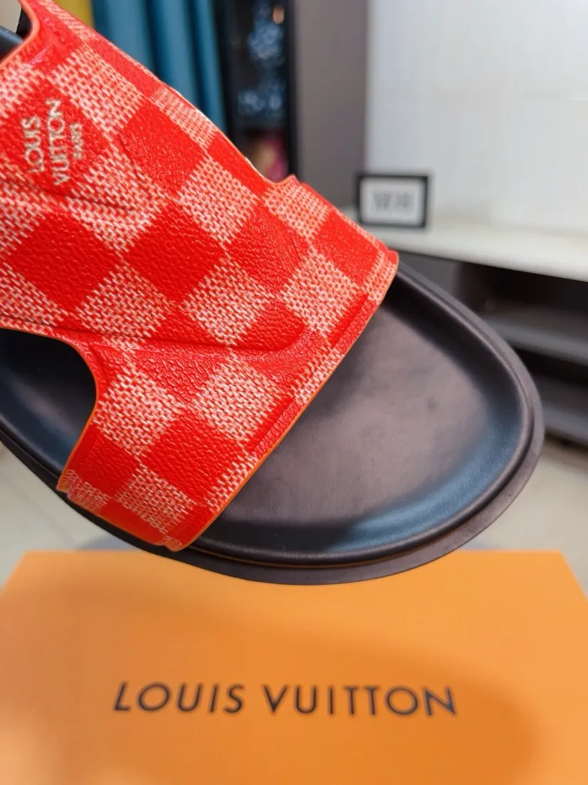 Men's shoes💰300🌹🌹【LV】Multi-color new men's slippers, original top-quality version, original special cowhide with pebbled embossing➕sheepskin on the inner and side, non-slip combination sole, more stable walking, more comfortable and lightweight, high-end and generous, size: 38~44